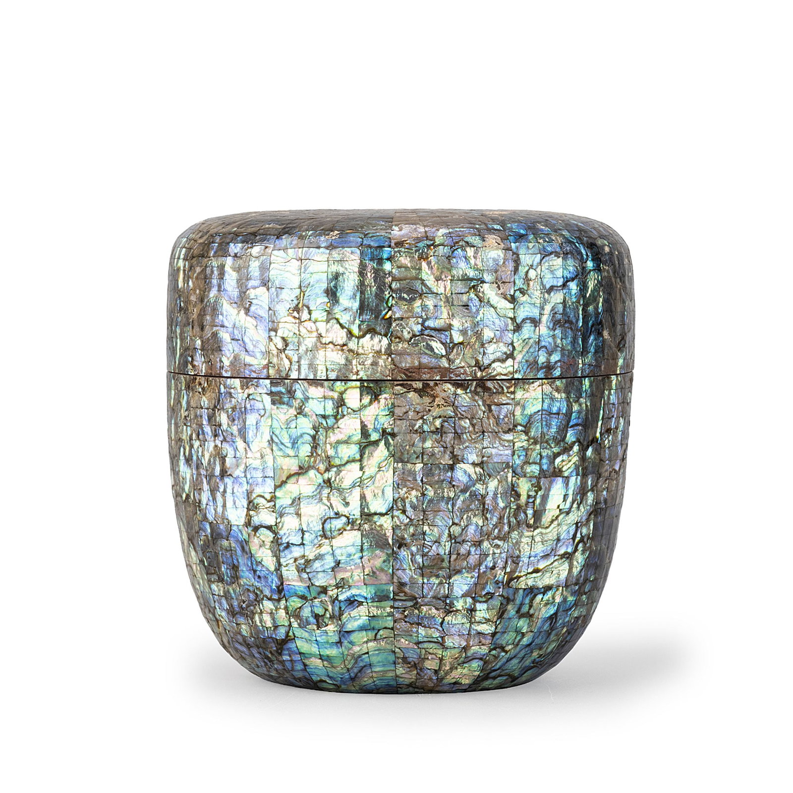 Large Natsume by Yunen Tomobako: This exceptional large lacquer tea caddy is lavishly decorated with finely cut peacock shell inlay, covering the entire surface in a dazzling mosaic of iridescent fragments. The natural brilliance of 