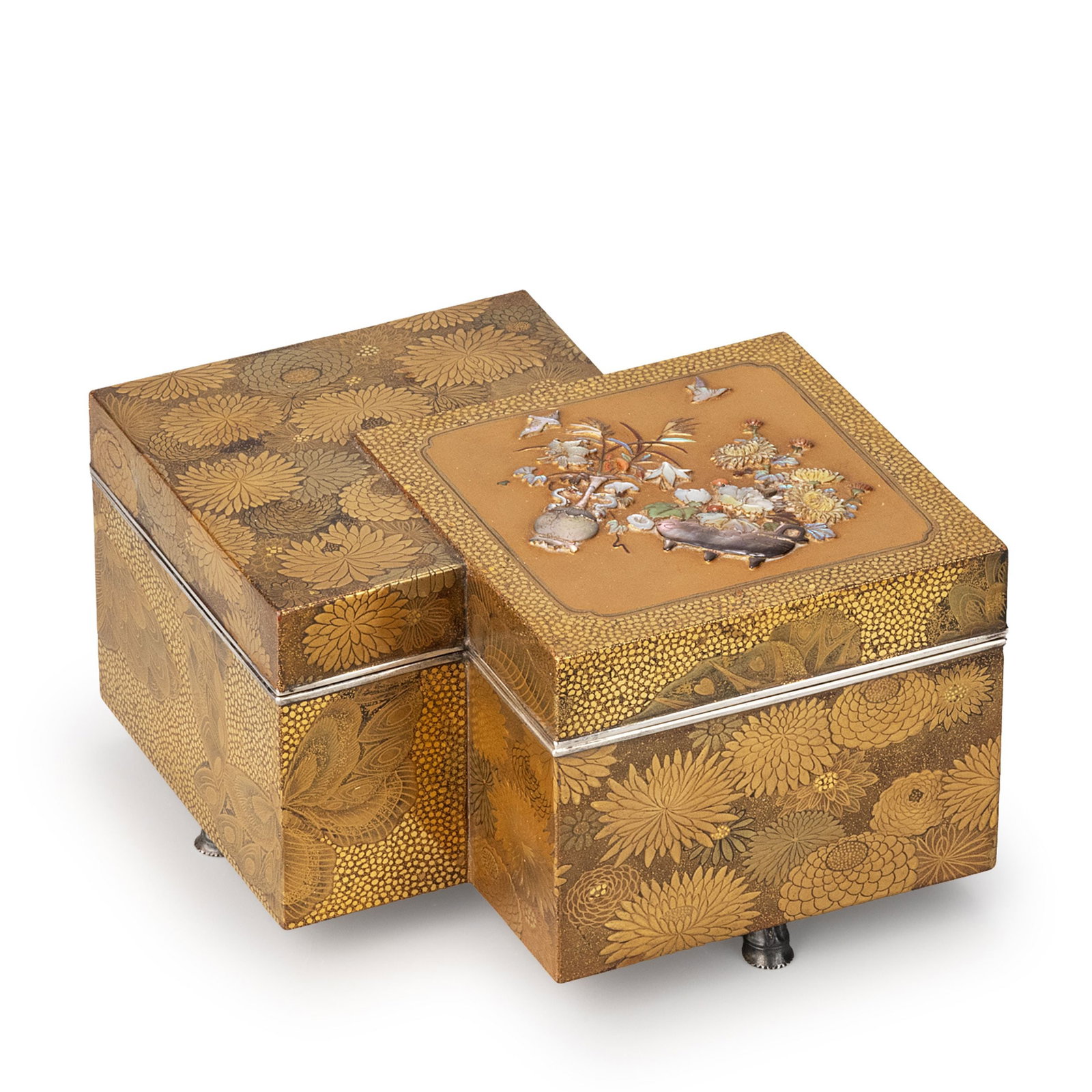 Gold Maki-e Incense Box: The exterior is richly decorated with gold maki-e depicting blooming chrysanthemums and seasonal flowers arranged in a dense yet harmonious composition, creating a refined and luxurious appearance.The