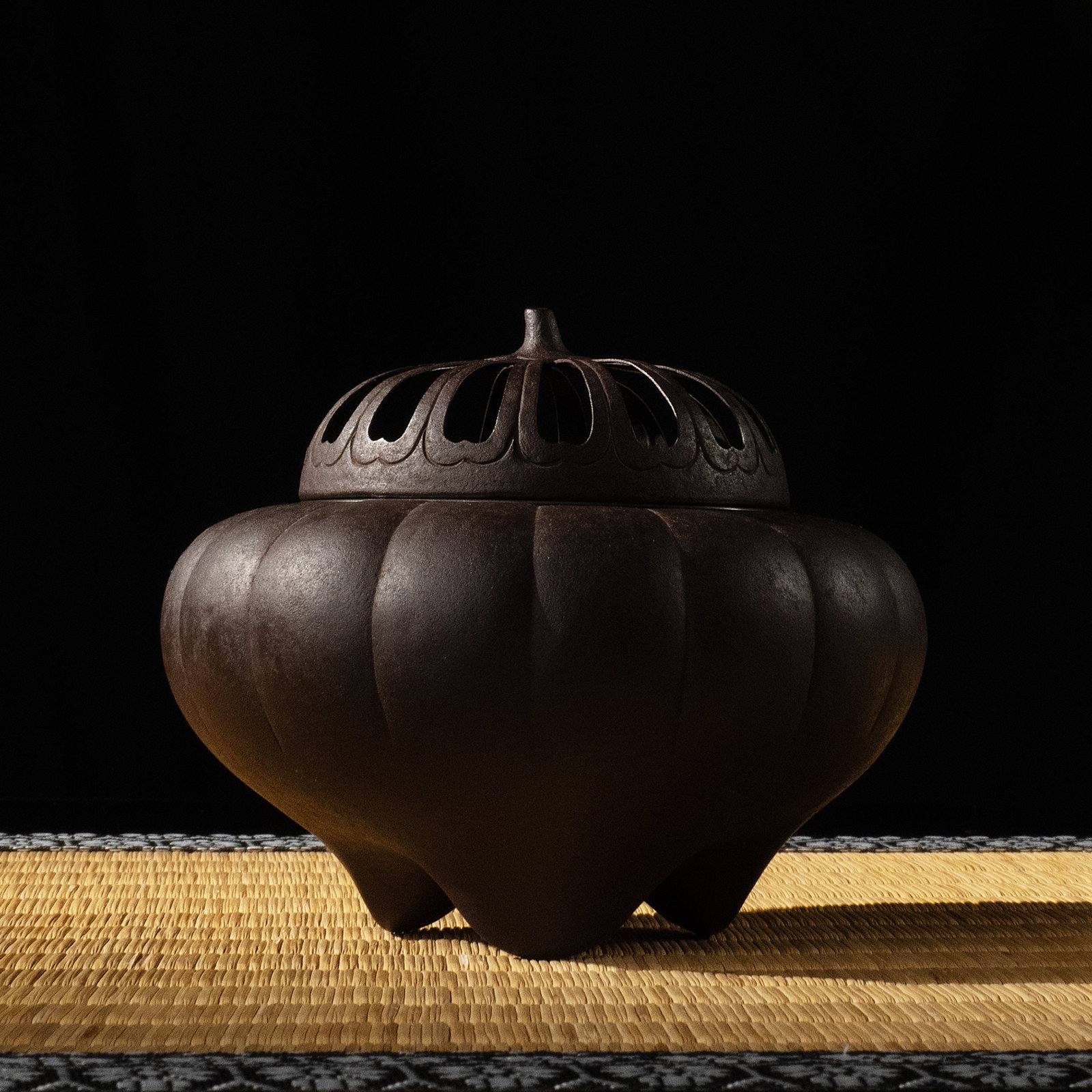 Hammered Iron Censer by Yamada Sobi, Tomobako: Height: 9.9cm Diameter: 12cm Weight: 142g