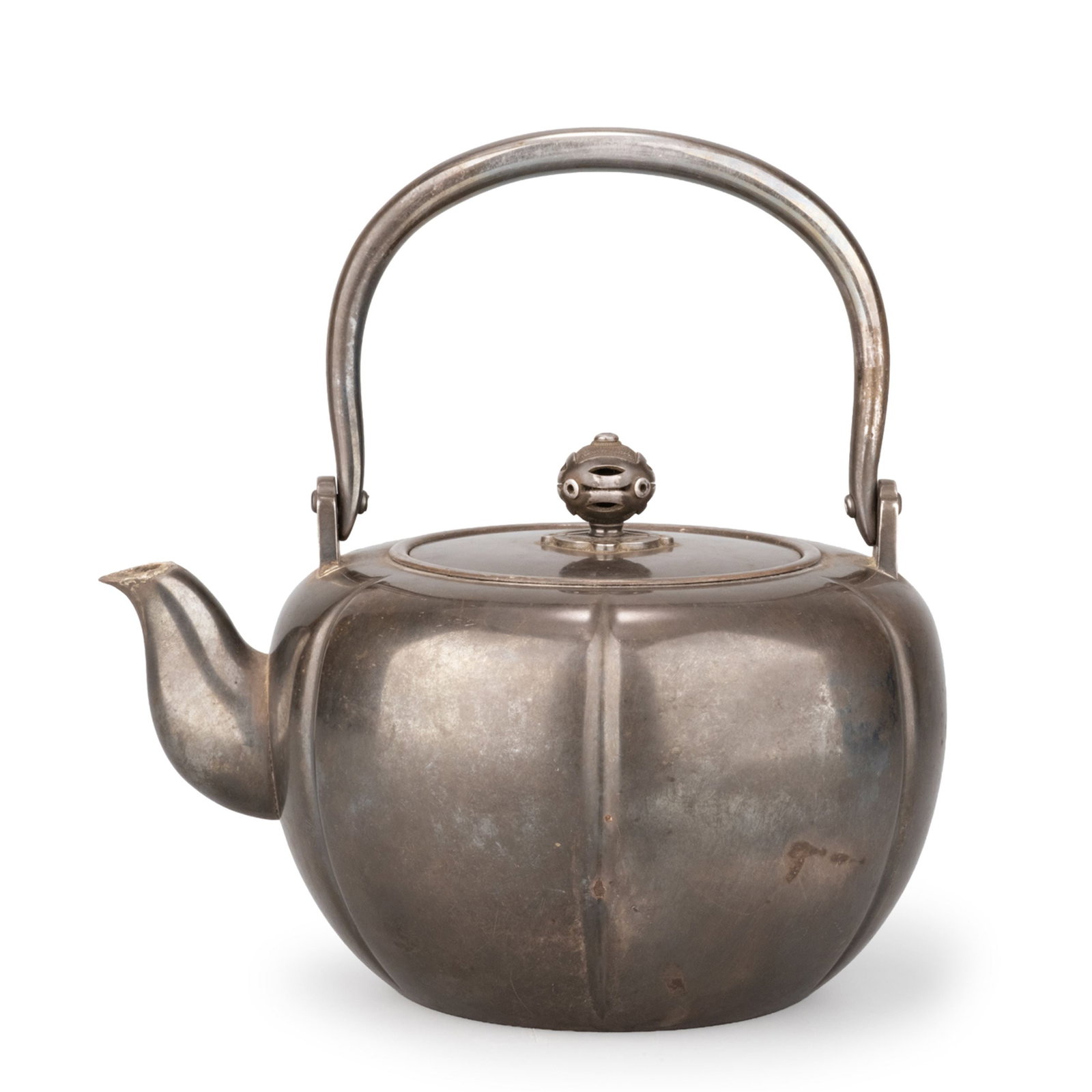 Akoda Tea Kettle by Hata Zoroku III: This elegant pure silver kettle, accompanied by its original double tomobako, was crafted by the Third Hata Zoroku, one of the distinguished masters of the renowned Kyoto Hata metalworking lineage. Th