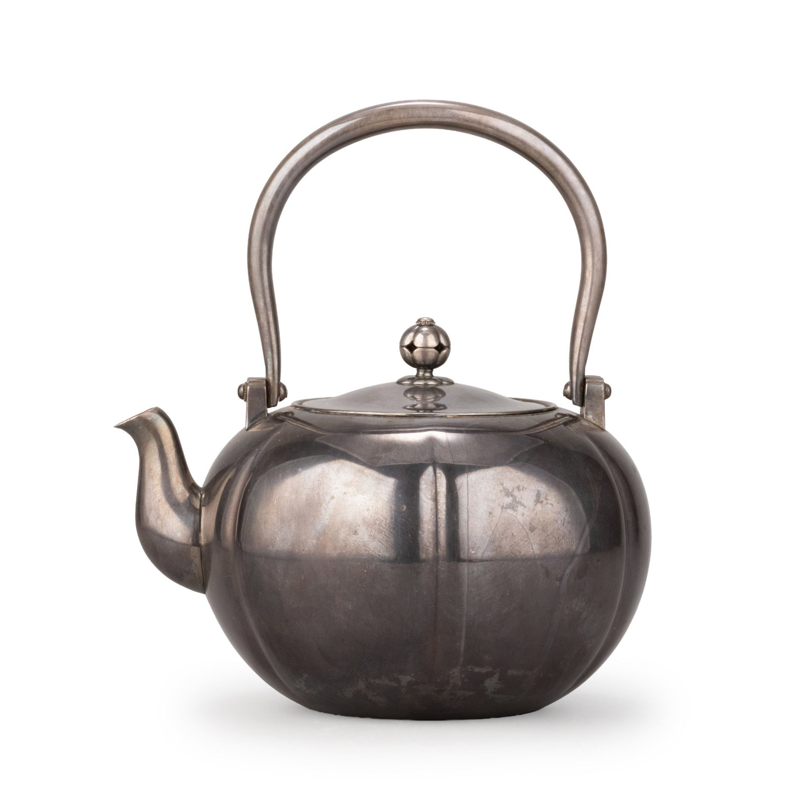 Pure Silver Kettle by Nakagawa Joeki X: Featuring the classic Akoda form distinguished by its rounded body, gently curved spout, and gracefully arched swing handle. The harmonious proportions create a refined silhouette characteristic of tr