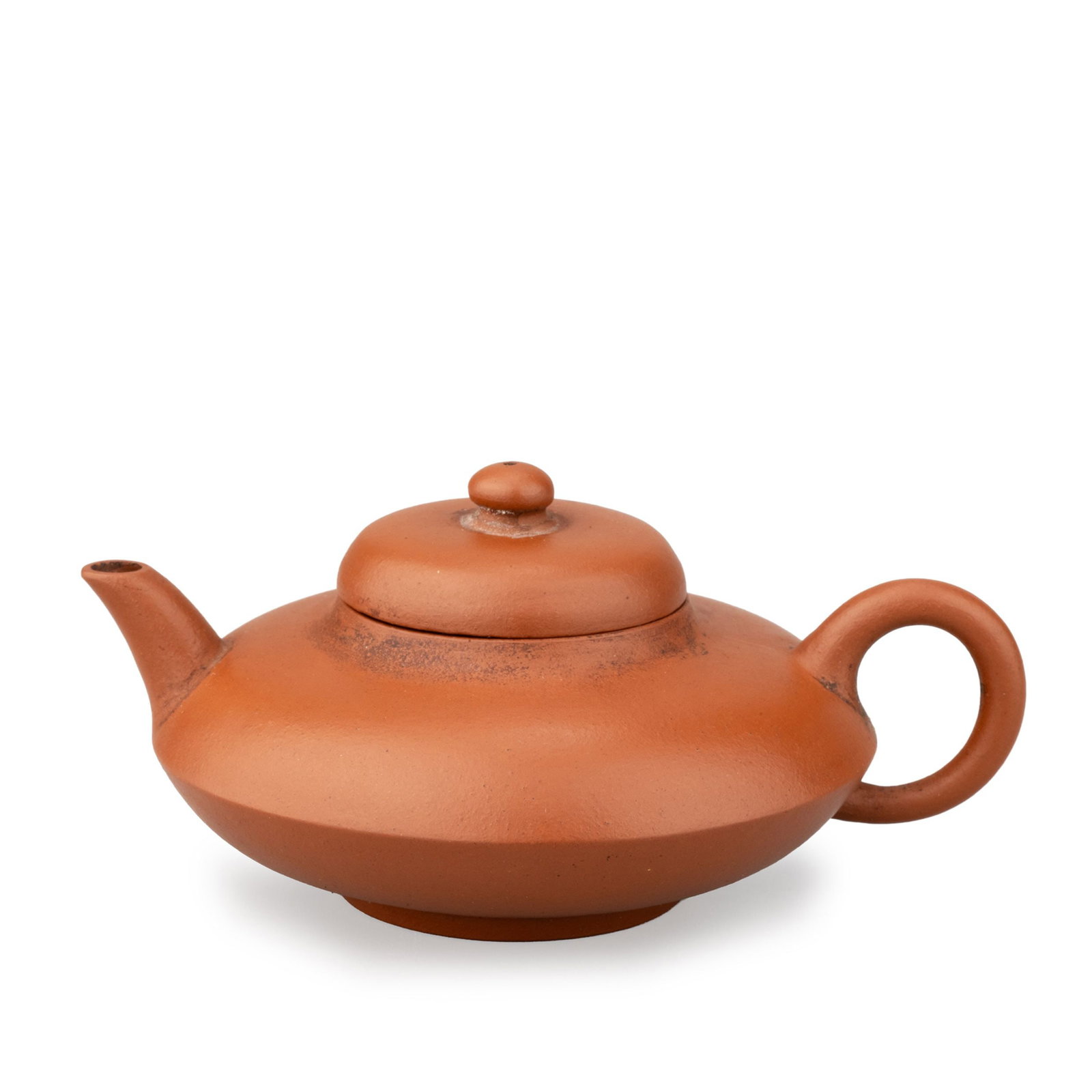 Flat Teapot with Shao Boyuan Mark: The teapot is crafted from refined red clay with a warm, smooth surface and an understated, unadorned finish that emphasizes the natural beauty of the material. The carefully fitted cover, rounded kno