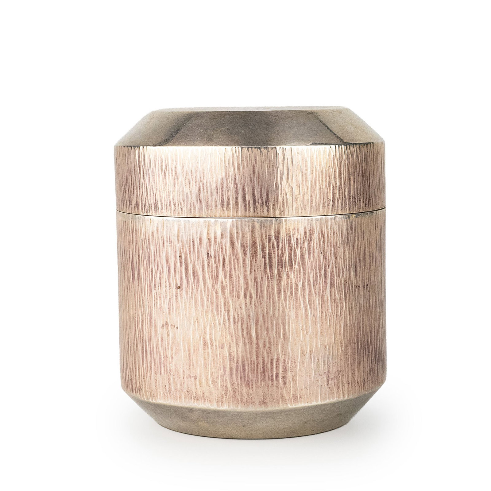 Pure Silver Fubuki Ware, by Isshinsai, with Box: Exhibiting an elegant Fubuki [snowstorm]hammered finish. The cylindrical body is covered with a finely textured surface created through meticulous hammering, producing a soft, shimmering effect remini