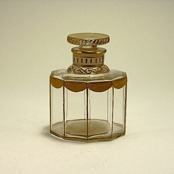 1906 Guerlain Apres L'Ondee Perfume Bottle: 177. 1906 Guerlain Apres L'Ondee perfume bottle and stopper in clear glass with gilt details, paper label. Tiny chip on stopper edge. 3 in.