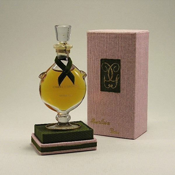 1962 Guerlain Chant D'Aromes Perfume Bottle: 275. 1962 Guerlain Chant D'Aromes perfume bottle in clear glass with gilt label, sealed, box. 4 in.
