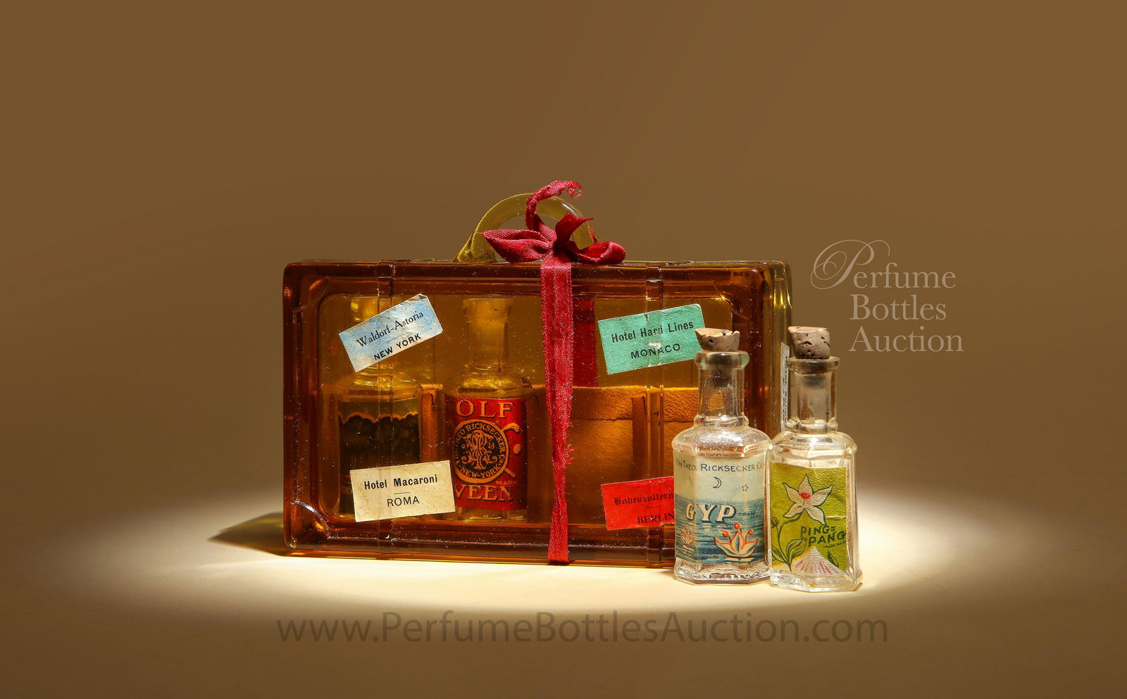 1910 Ricksecker "suitcase" perfume presentation (1 of 1)
