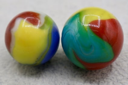 A pair of VITRO Agate Parrot