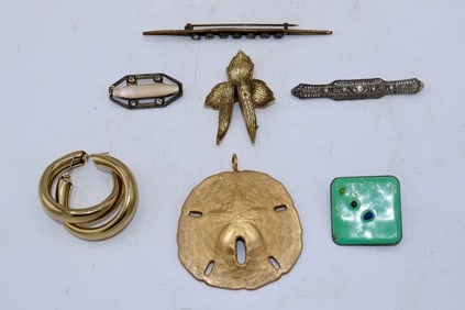 A Vintage 7 Piece Assortment of Costume Jewelry