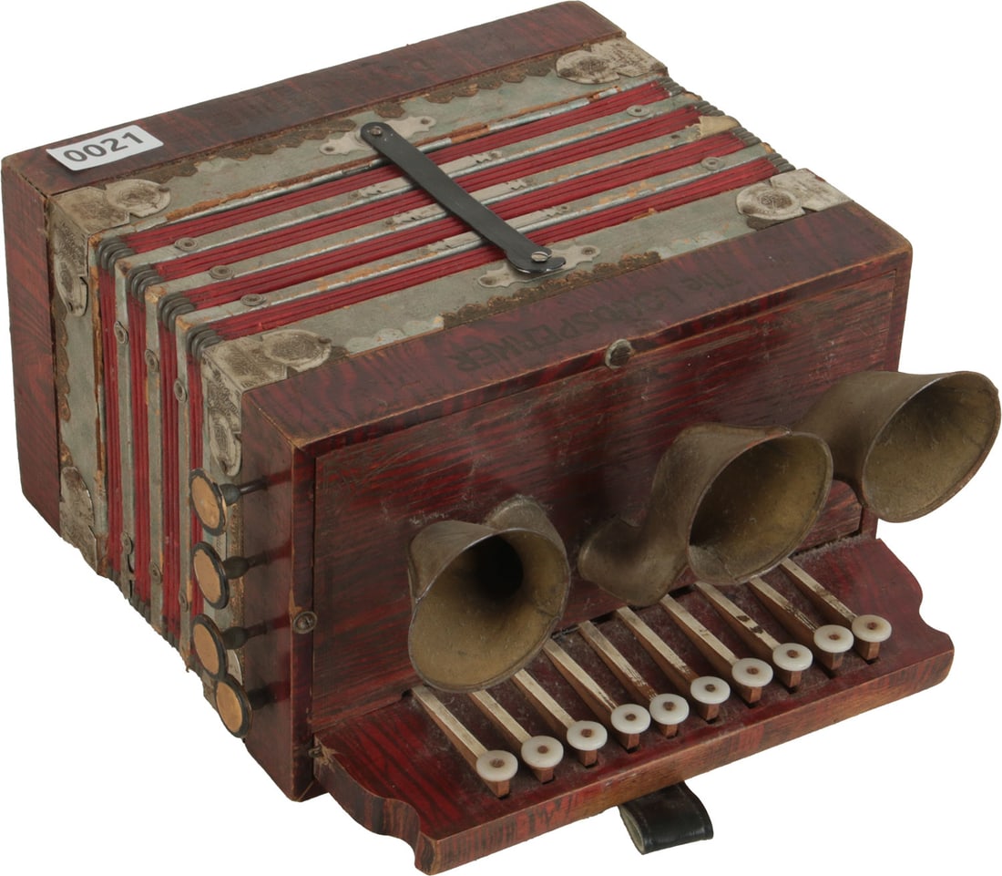 Shahltone, Dora Accordeon, The Loudspeaker (1 of 4)