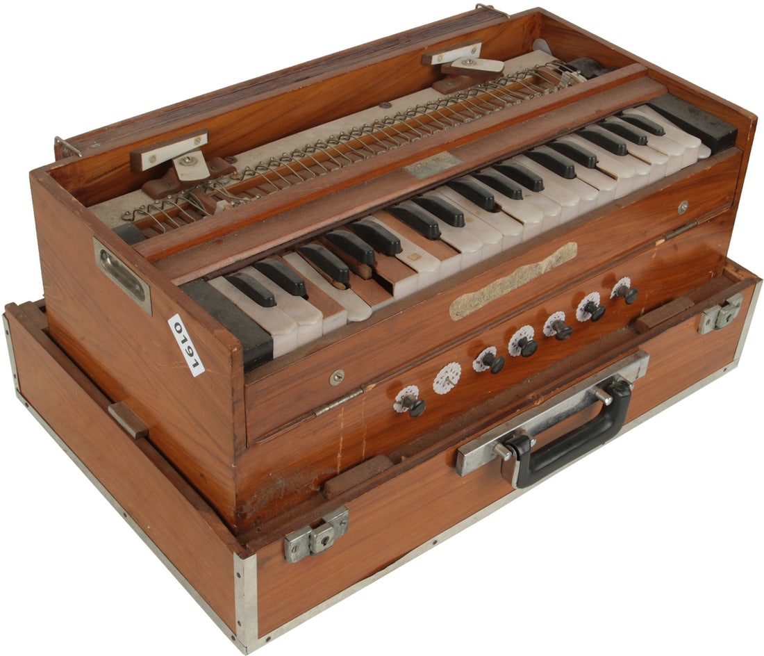 Compactina Harmonium: 37 keys. Wood casing. Two small stickers. Keyboard 17.5". Weight 8.1kg. Poor, some broken keys, air escaping from bellows, no lid, wood panel at top partially detached from body, marks and chipping to