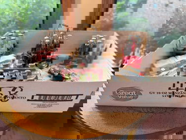 Mini crate of evolution of bottles, pairings, mini bottle keychains, mini coke bottles 1899, 190,