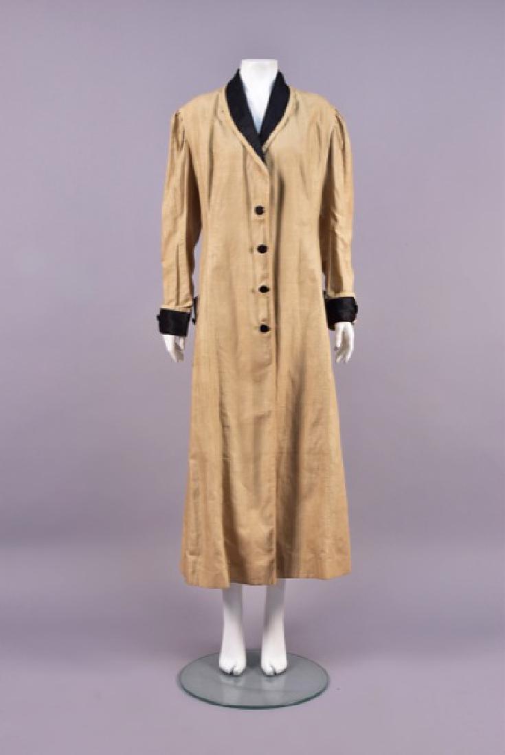 LADYS SILK-TRIMMED LINEN DUSTER, EARLY 20th C (1 of 5)