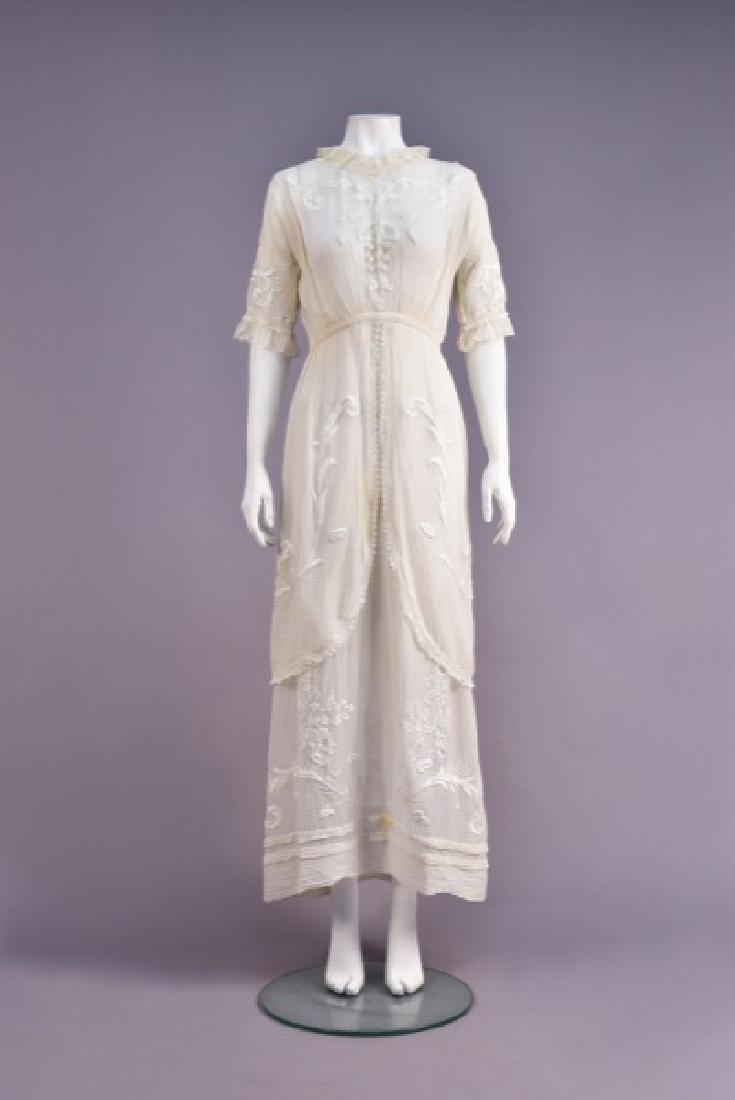 EMBROIDERED COTTON GARDEN GOWN, EARLY 20th C. (1 of 5)