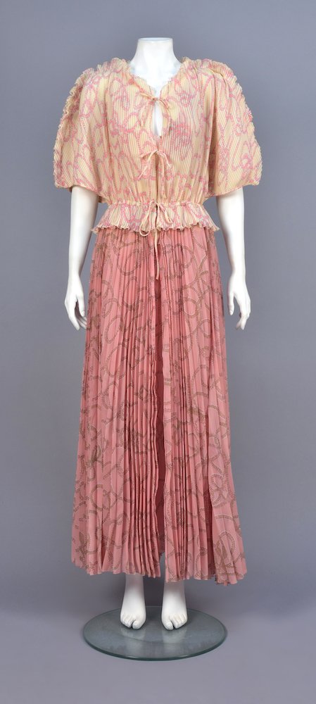 ZANDRA RHODES GOWN and PEIGNIOR (1 of 5)
