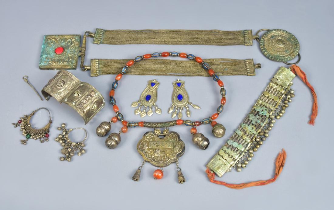 LOT of AFGHAN and BEDOUIN SILVER METAL JEWELRY, 20th C (1 of 2)