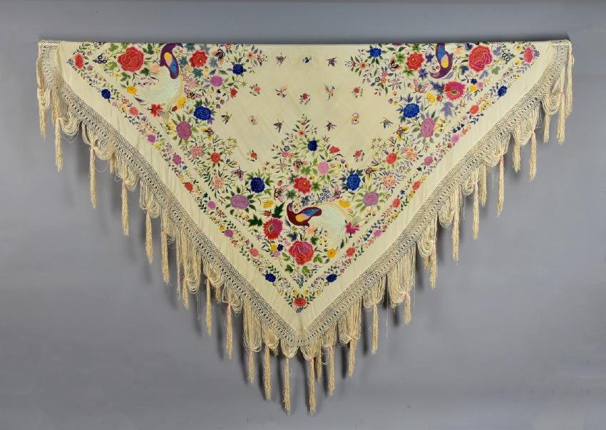 UNUSUAL CHINESE EXPORT EMBROIDERED SHAWL, LATE 19th C (1 of 4)