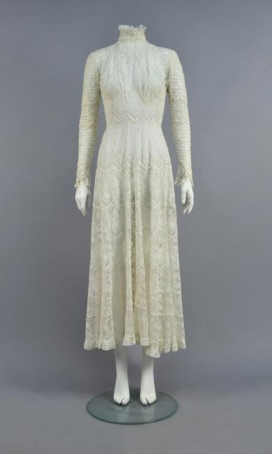 WHITE LACE HIGH-NECK GARDEN GOWN, EARLY 20th C (1 of 6)