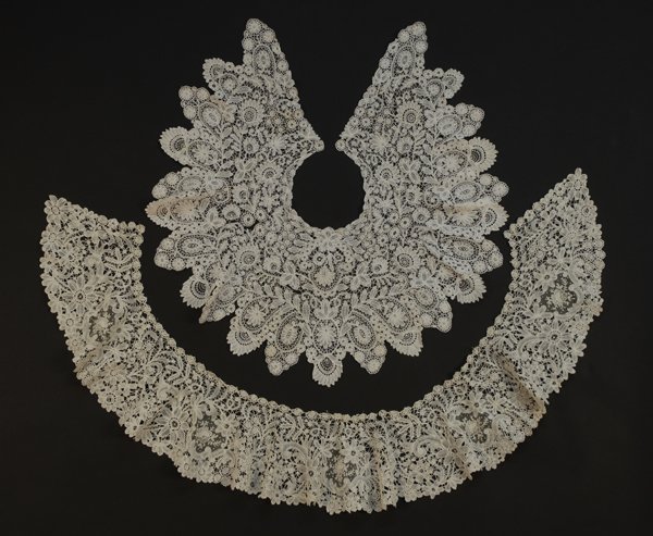 TWO LARGE BRUSSELS MIXED LACE COLLARS, LATE 19th C: TWO LARGE BRUSSELS MIXED LACE COLLARS, LATE 19th C. Cream having tiered Point de Gaz flowers, 6 inches wide, footside 32, headside 78. White, 9 inches wide, footside 16 1/2, headside 61. Together with