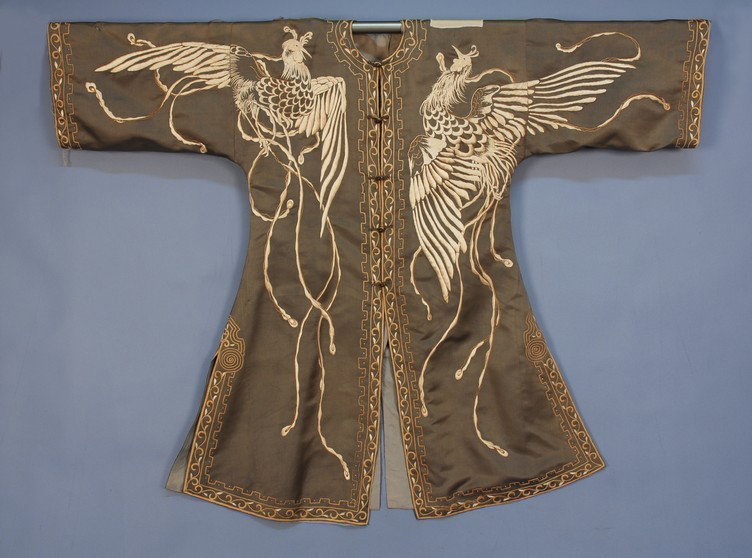 JAPANESE SILK EMBROIDERED KIMONO, 20th C. Having l: JAPANESE SILK EMBROIDERED KIMONO, 20th C. Having large embroidered white cockrels on grey ground. (Silk fragile, shoulder patch and tear) fair.