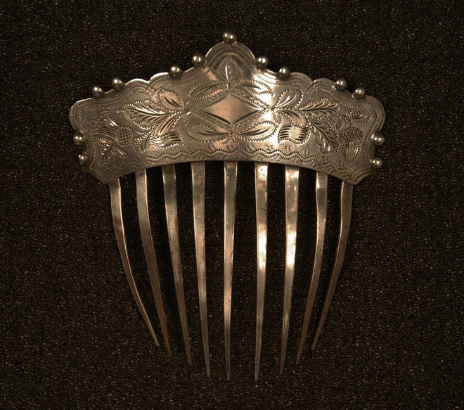 BRIGHT CUT STERLING SILVER HAIRCOMB, c. 1880. Cart: BRIGHT CUT STERLING SILVER HAIRCOMB, c. 1880. Cartouche form decorated with foliage, thistle and acorn. .76 ozt. Marked sterling. 4 x 4. Excellent.