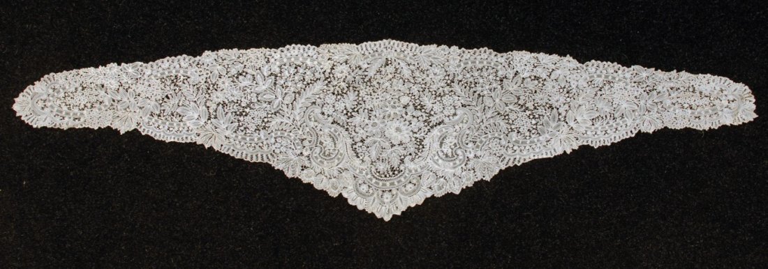 TWO CREAM LACE ACCESSORIES, LATE 19th - EARLY 20th: One applique lace on net stole in a meandering floral pattern, 20 x 100. One white Brussels lace fichu, 68 x 16. Excellent.