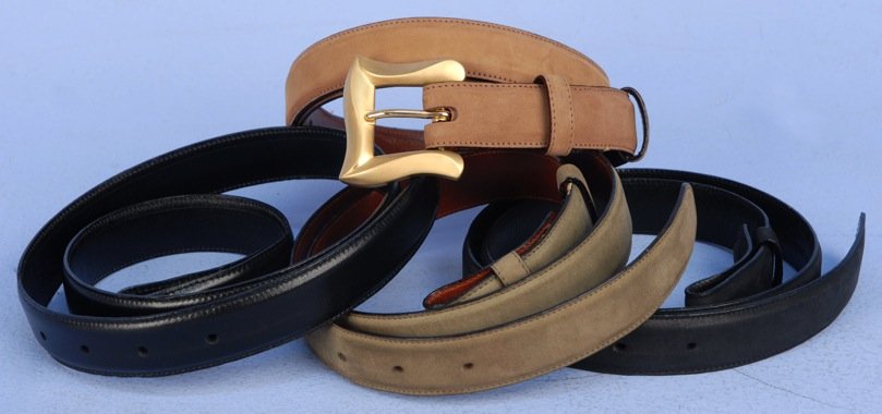 ANGELA CUMMINGS 18K GOLD BELT BUCKLE with FOUR BELTS.: Satin finish shaped square marked "Cummings 18K", 33.7 dwt., having 1-inch suede belts in tan, taupe and black, and a black leather belt, all stamped "Angela Cummings/ Made in Italy", fit up to 31 inc
