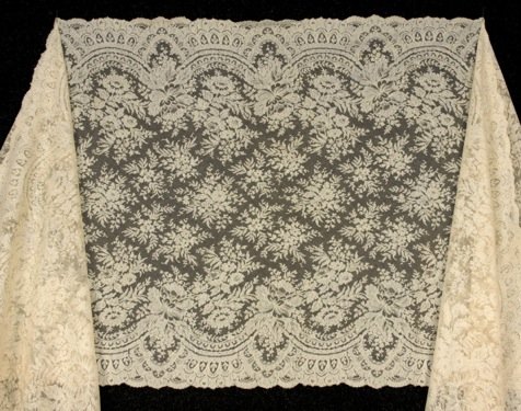 ALENCON LACE STOLE, 19th C.: Long cream rectangle having allover floral clusters, large bouquet at either end and a border of swags. 27 x 102. Excellent. FIT.