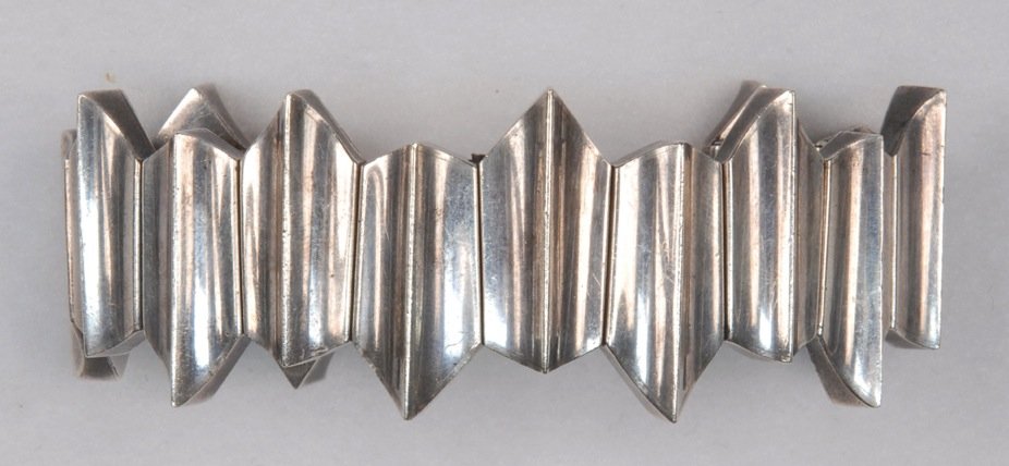 ANTONIO PINEDA ZIG-ZAG STERLING SILVER BRACELET, c.: Mexican modernist bracelet of heavy sterling silver in joined links of ribbed lozenge shapes. Marked with Pineda "crown", Taxco Eagle 3 and Taxco Mexico 970. 3.38 ozt. 1 1/4 x 7. Excellent.