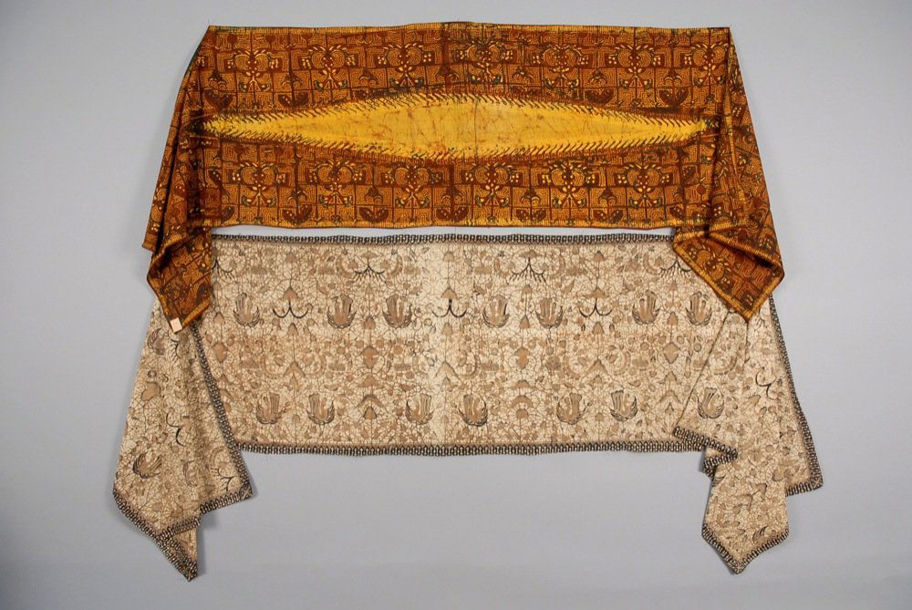 TWO INDONESIAN BATIK KEMBEN, MID 20th C. Printed (1 of 3)