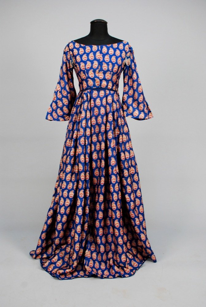 LADY CANNINGS PRINTED INDIA SILK DAY DRESS, 1856-1861. (1 of 4)