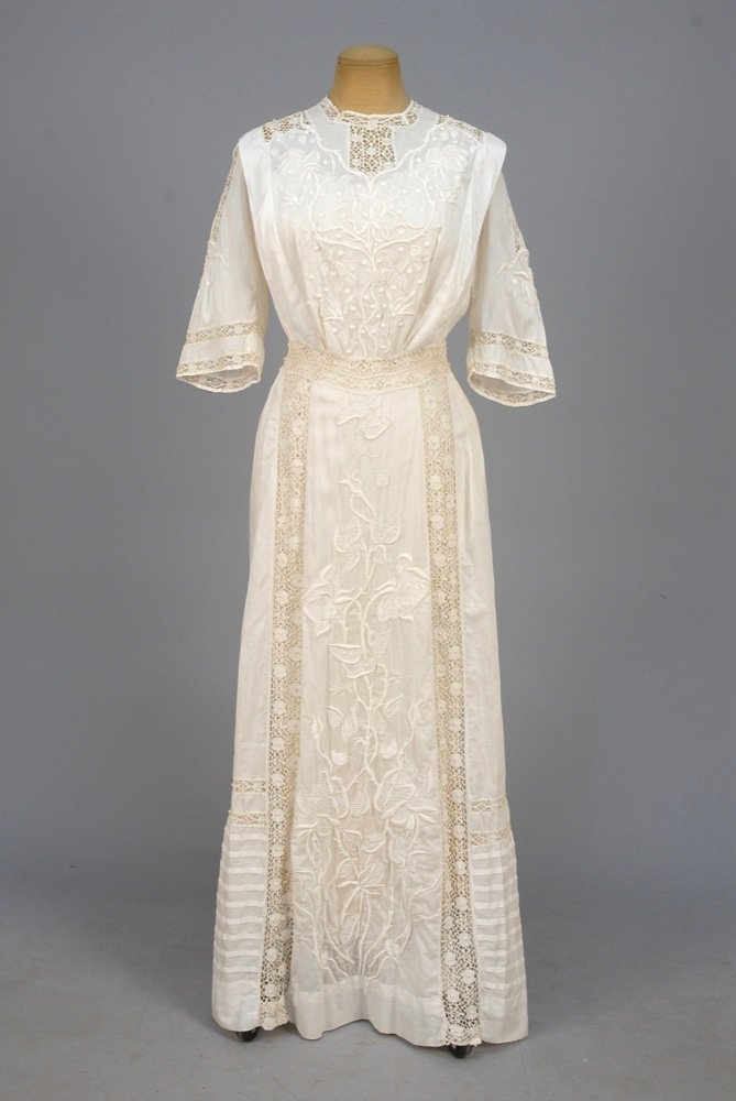 EMBROIDERED COTTON and LACE GOWN, EARLY 20th C. White (1 of 4)