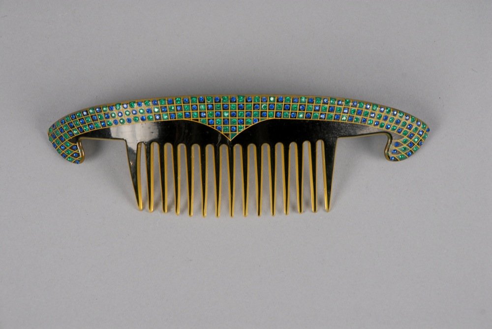 AN UNUSUAL CELLULOID HAIR COMB, EARLY 20th C. Black (1 of 2)