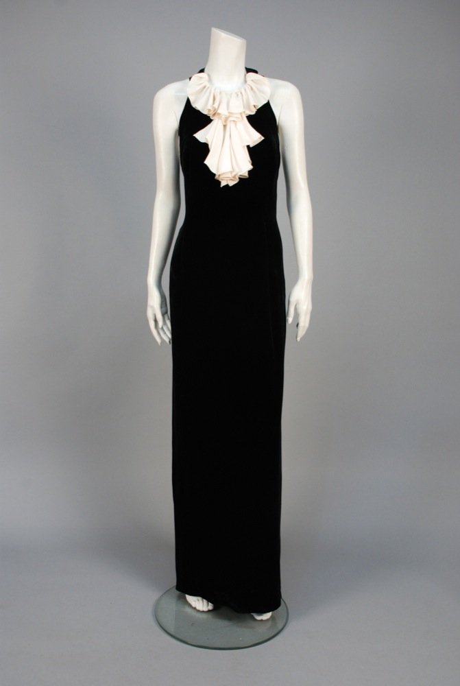 BILL BLASS TRAINED VELVET EVENING GOWN. Sleeveless (1 of 4)