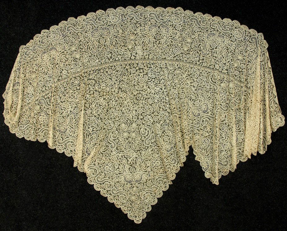 IRREGULAR HONITON LACE PANEL, c. 1900. (1 of 5)