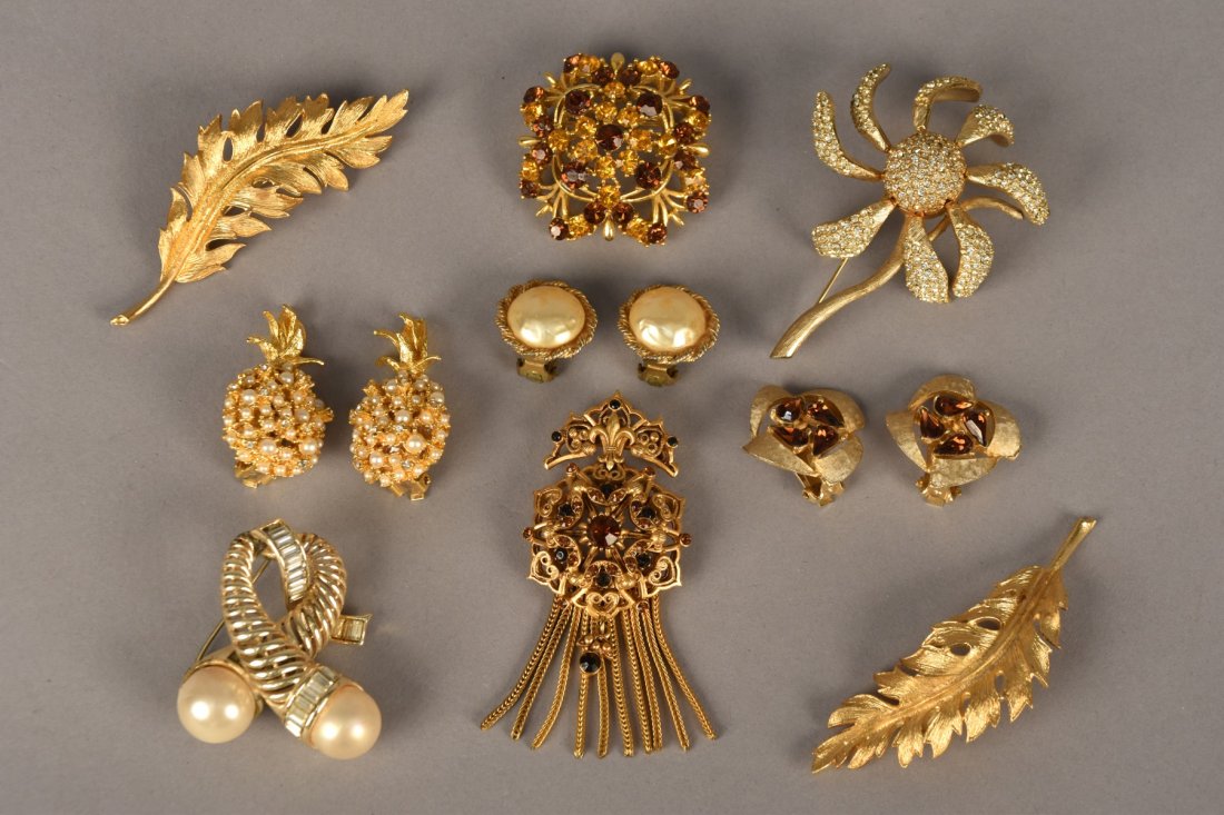 LOT of SIGNED COSTUME JEWELRY PINS and EAR CLIPS, MID (1 of 2)