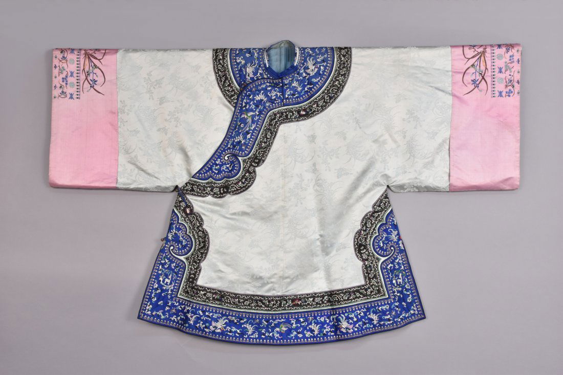 CHINESE SILK EMBROIDERED ROBE, EARLY 20th C (1 of 4)