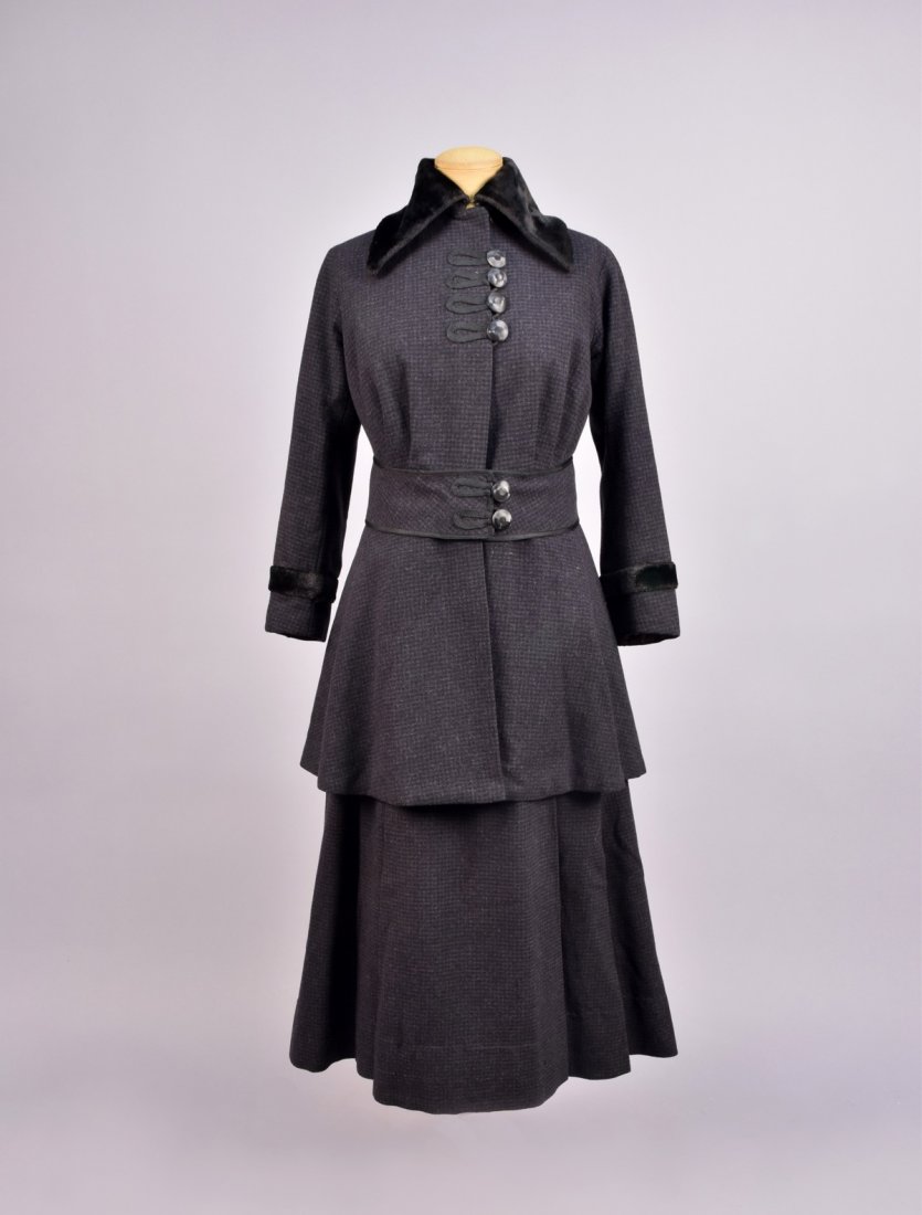 LADYS CHECKED WOOL WALKING SUIT, 1914 - 1918. (1 of 6)