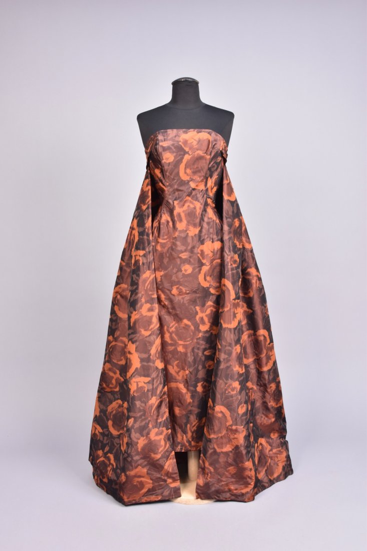 STRAPLESS WARP PRINTED SILK EVENING GOWN, 1950s. (1 of 3)