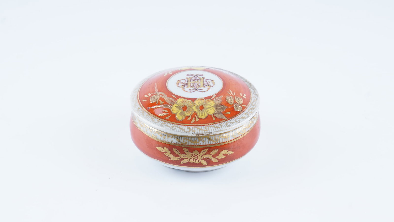 AN IMPERIAL RUSSIAN GARDNER PORCELAIN COVERED BOWL FOR THE OTTOMAN MARKET, 19TH CENTURY: An Imperial Russian porcelain covered bowl produced by the Gardner Factory (Verbilki), dating to the 19th century and made for the Ottoman market. The domed lid is centered with an interlaced gilt mon