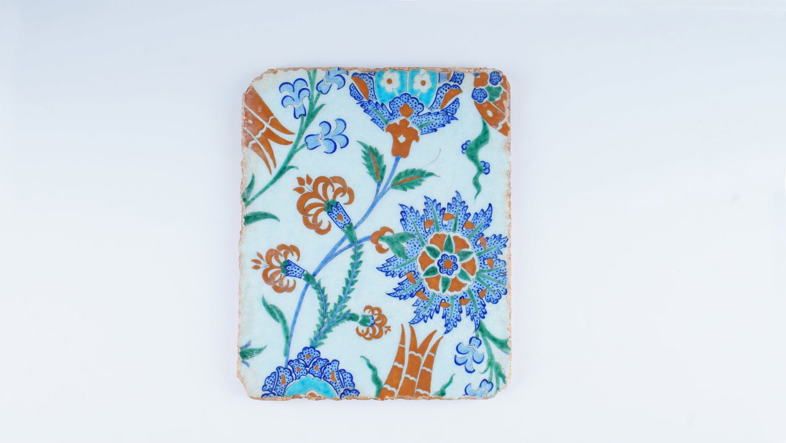 AN OTTOMAN IZNIK POTTERY TILE FRAGMENT, LATE 16TH CENTURY (CIRCA 1575–1590) (1 of 5)