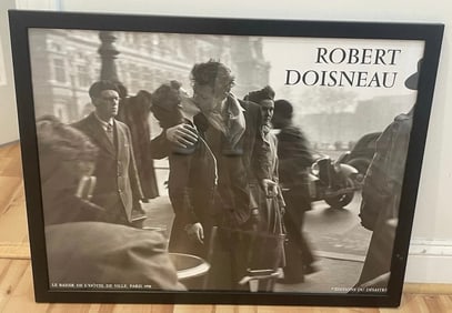 Artist Robert Doisneau "LE BAISER DE L'HÔTEL DE VILLE, PARIS 1950" Framed Print