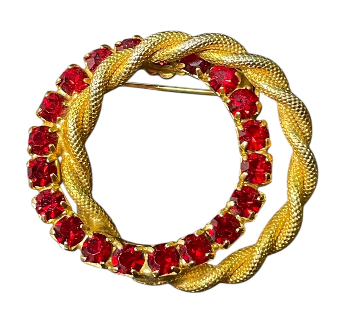 Vintage Gold Tone Ruby Red Rhinestone Interlocking Circles Brooch: Unsigned.