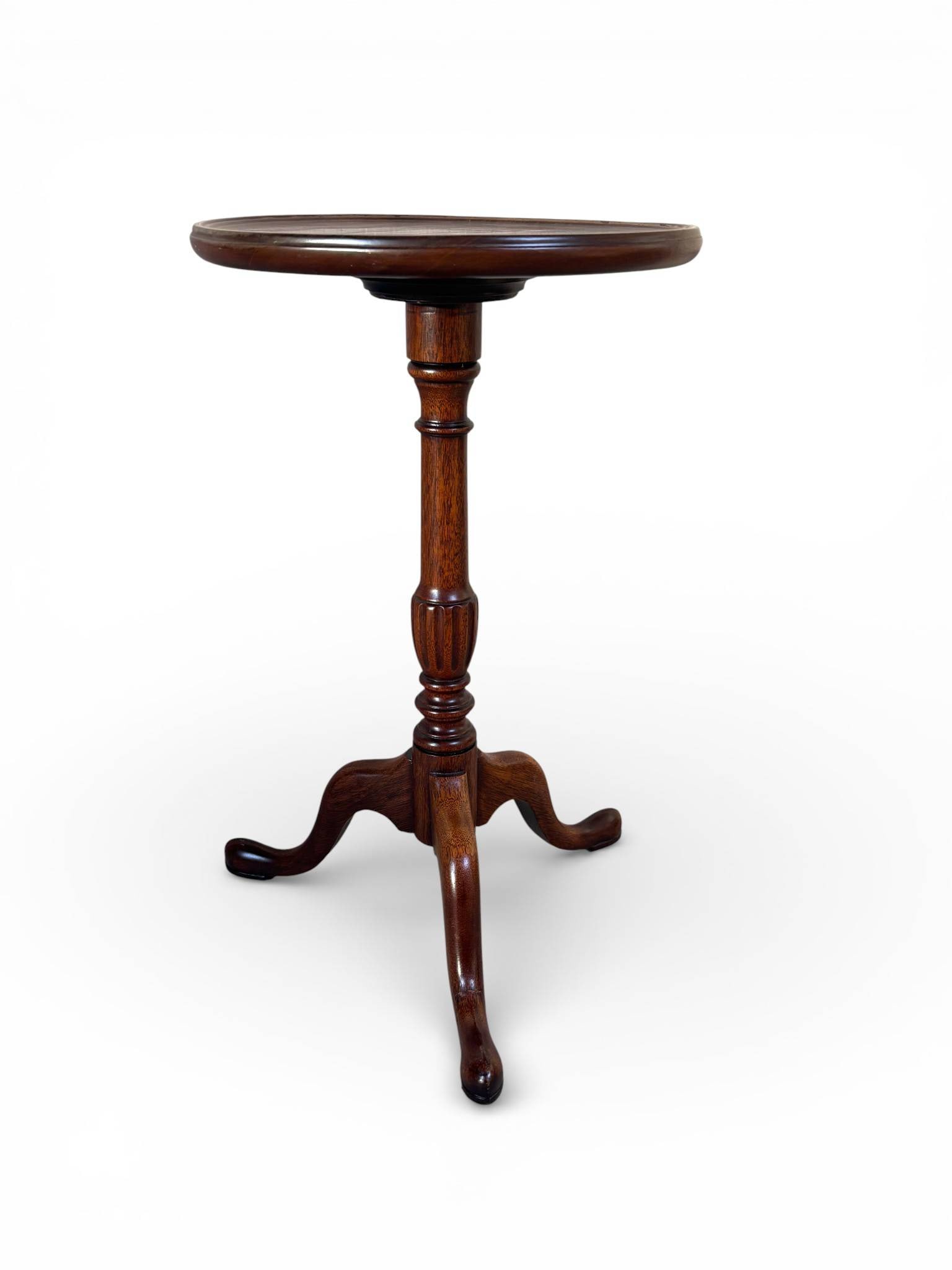 Kittinger Colonial Williamsburg Round Side Table in Mahogany: Round side table by Kittinger, part of the Colonial Williamsburg collection. Features a mahogany top with a raised edge and a turned pedestal support. The tripod base includes three curved legs with