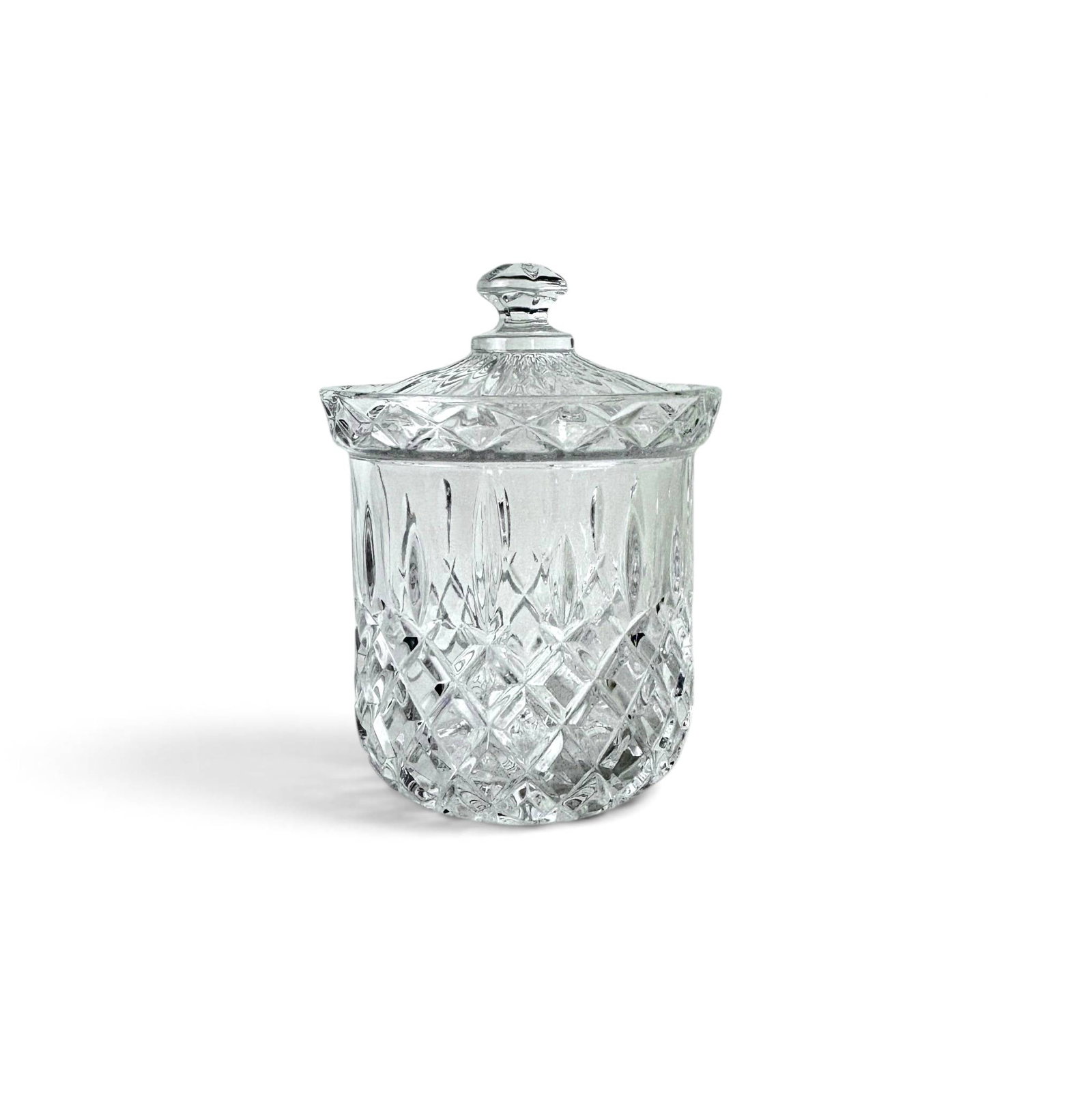 King Edward by Gorham Crystal Biscuit Barrel with Lid: Crystal biscuit barrel with lid from the Gorham ‘King Edward’ collection. Features an intricate diamond-cut pattern on the body and base, complemented by starburst details on the lid and bottom. L