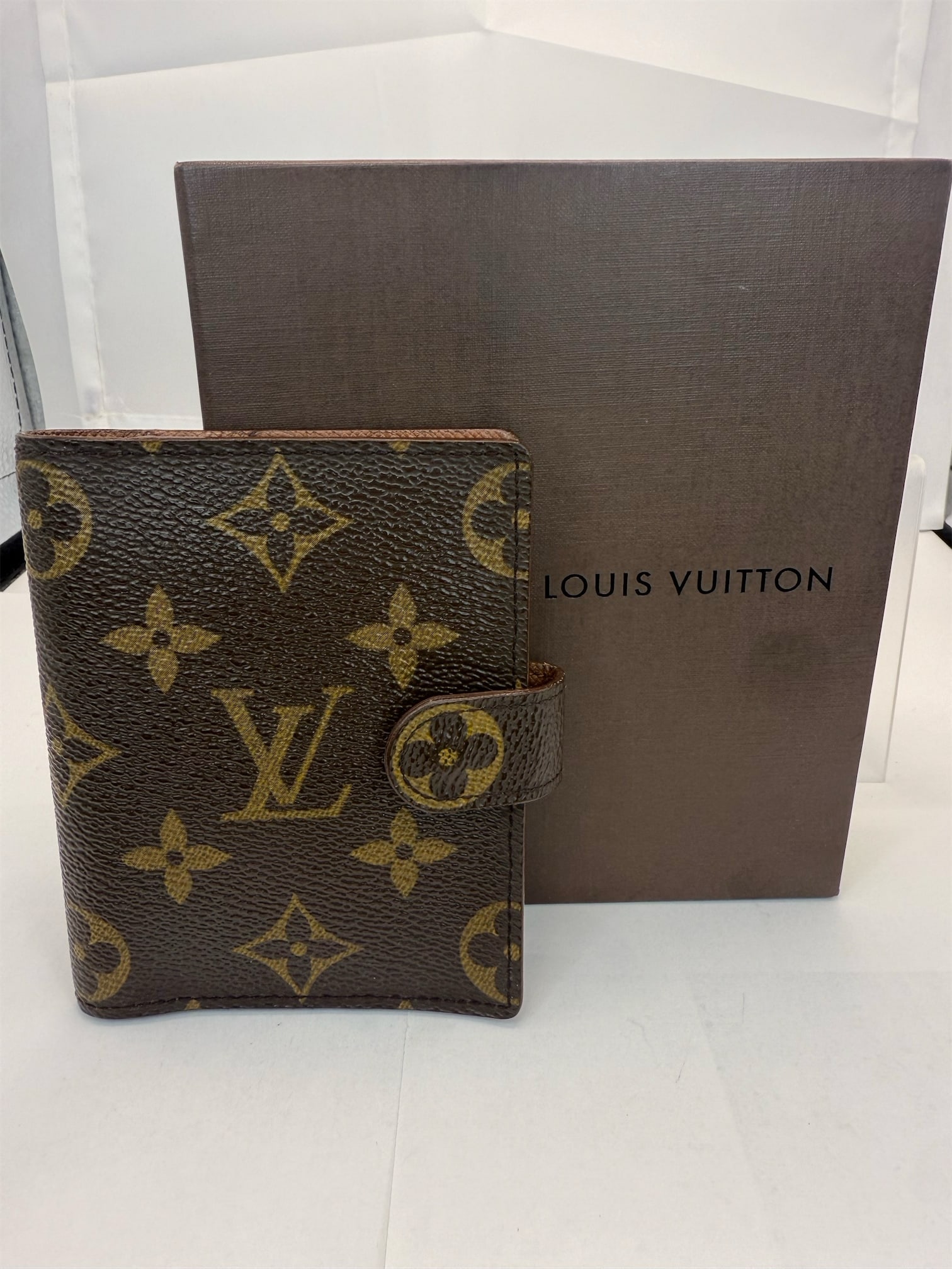 LOUIS VUITTON Monogram Canvas Agenda Cover (1 of 5)