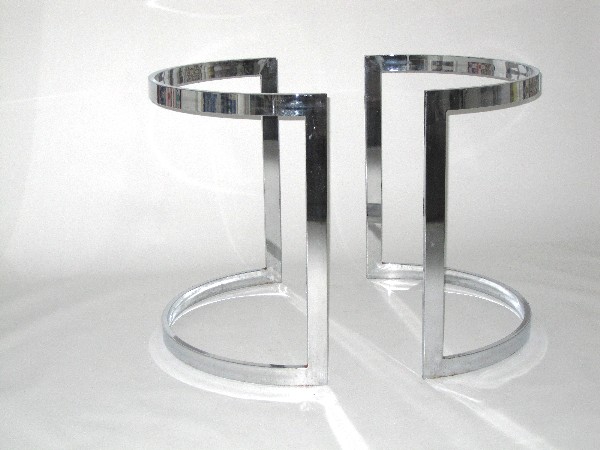 Milo Baughman dining table base c.1950: 29h x 32dia inches, chrome plated metal, the size is expandable