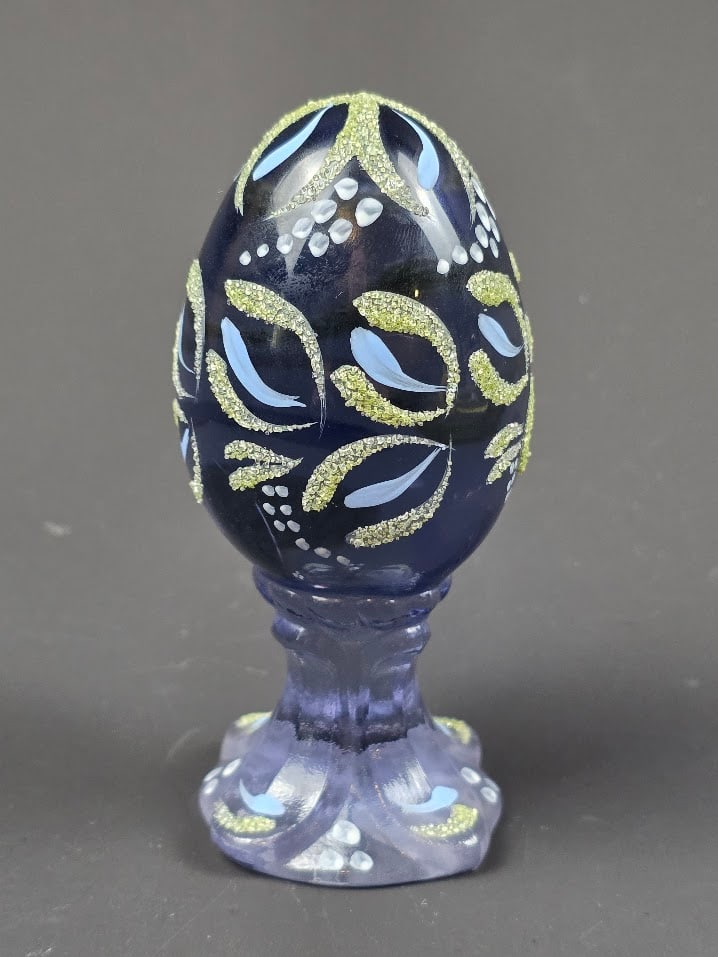 Fenton hand painted Amethyst Limited Edition 95th Anniversary Egg 1392/3000: Pretty