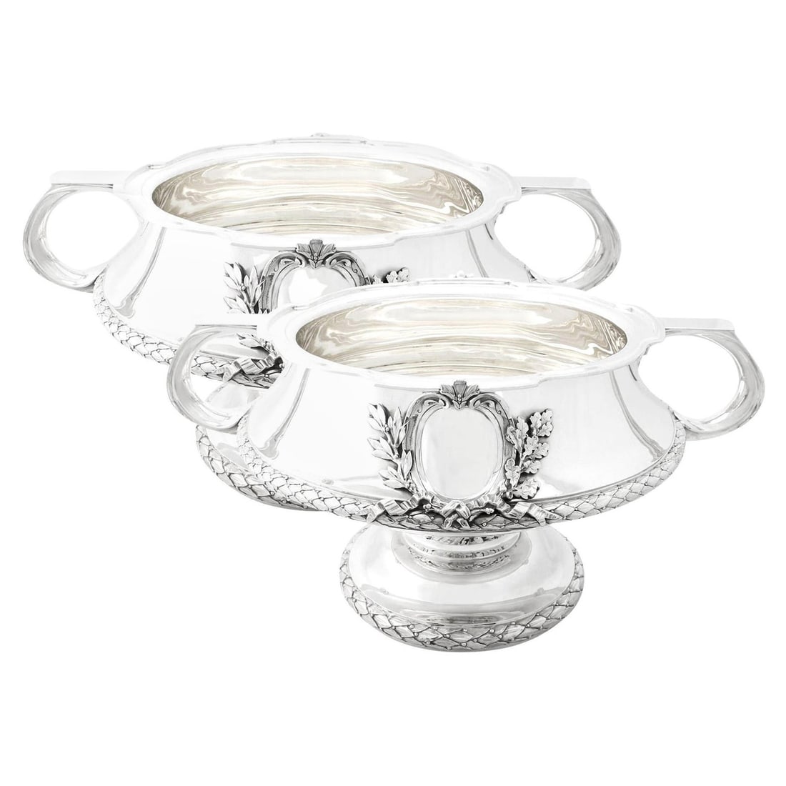 A PAIR OF BRITISH STERLING SILVER ANTIQUE BOWLS FROM THE GEORGE V ERA: A PAIR OF BRITISH STERLING SILVER ANTIQUE BOWLS FROM THE GEORGE V ERADescription:A pair of exquisite and imposing British sterling silver antique bowls/ornaments from the George V era, in the Art