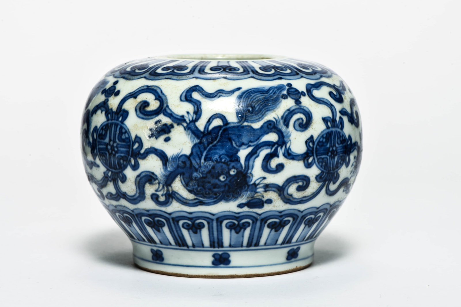A BLUE AND WHITE 'LION AND EMBROIDERED BALL' JAR: A BLUE AND WHITE 'LION AND EMBROIDERED BALL' JARDescription:Length: 11cm Width: 11cm Height: 8cm