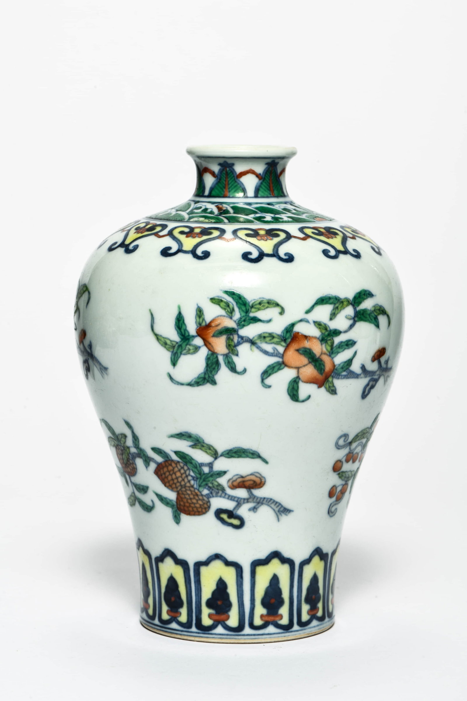 A FAMILLE ROSE 'FLORAL' MEIPING: A FAMILLE ROSE 'FLORAL' MEIPINGDescription:Length: 11cm Width: 11cm Height: 18cm